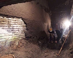 侧吹炉现场大修查抄铜水套无缺无损照片1